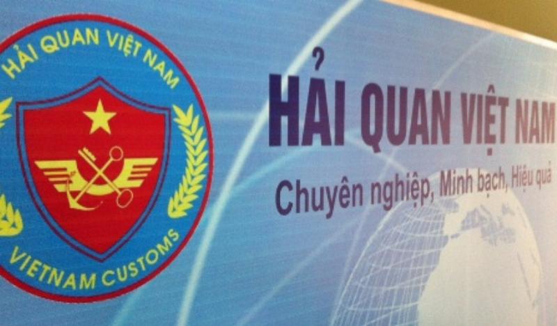 Hình ảnh minh họa người đang xem biểu đồ biến động tỷ giá ngoại tệ trên máy tính hoặc điện thoại